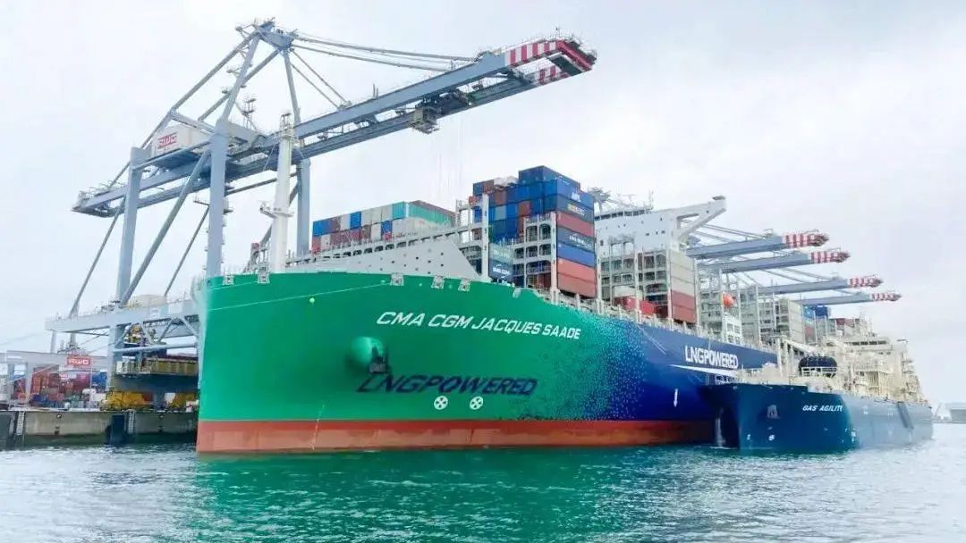 أول حاوية عملاقة في العالم تعمل بالوقود المزدوج LNG (23,000 حاوية مكافئة)