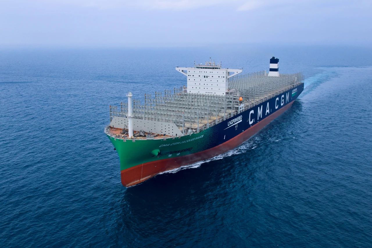 أول حاوية عملاقة في العالم تعمل بالوقود المزدوج LNG (23,000 حاوية مكافئة)